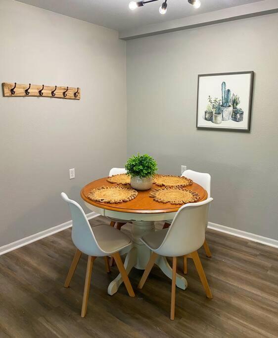 The Mary Lou - 2 Bedroom Apt In Quilt Town, Usa Hamilton 외부 사진